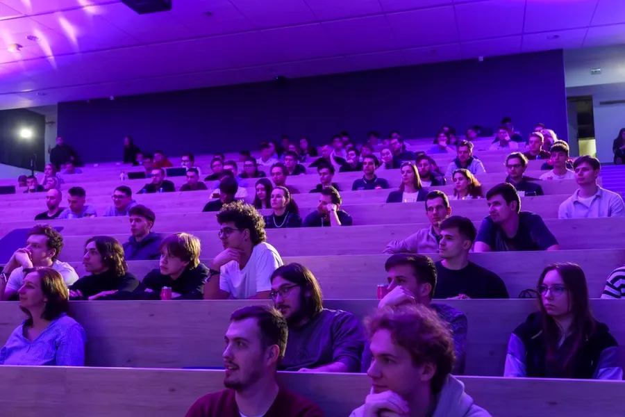 Účastníci sledujú diskusiu v zaplnenej prednáškovej sále